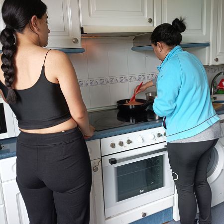 Dos mujeres cocinan en uno de los pisos de la Fundación Cruz Blanca.