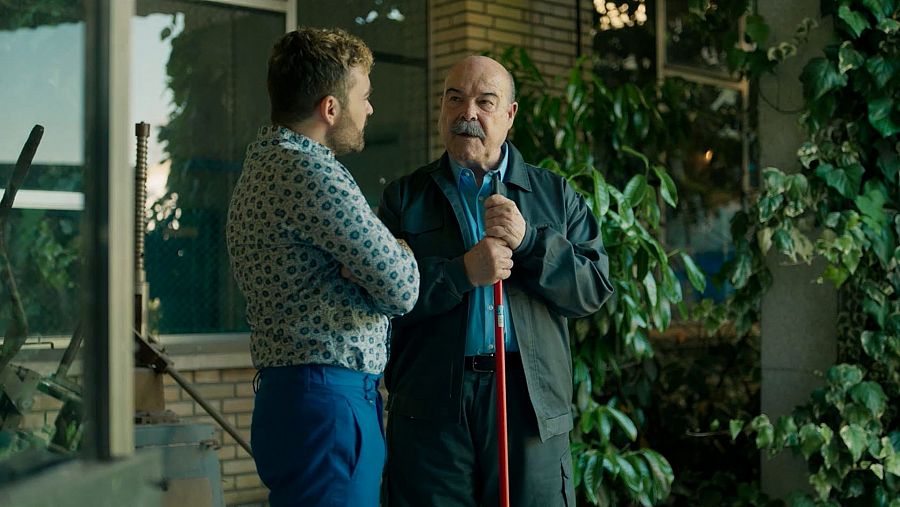Adam Jezierski y Antonio Resines, en una escena de 'Sin Gluten'