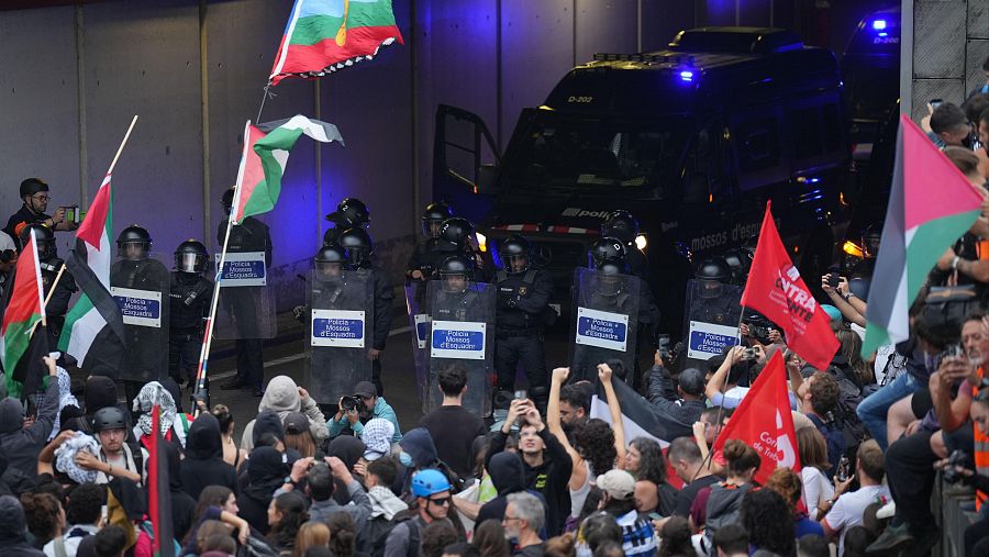 Los agentes de policía intervienen mientras manifestantes pro palestinos participan en una protesta para condenar las acciones de las fuerzas israelíes