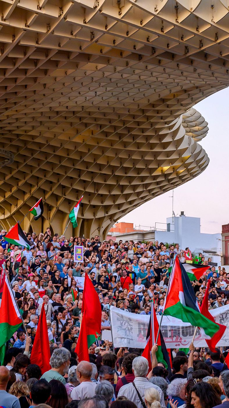 Concentración celebrada este jueves en la Plaza de la Encarnación, en Sevilla, para reclamar la libertad de los activistas de la flotilla