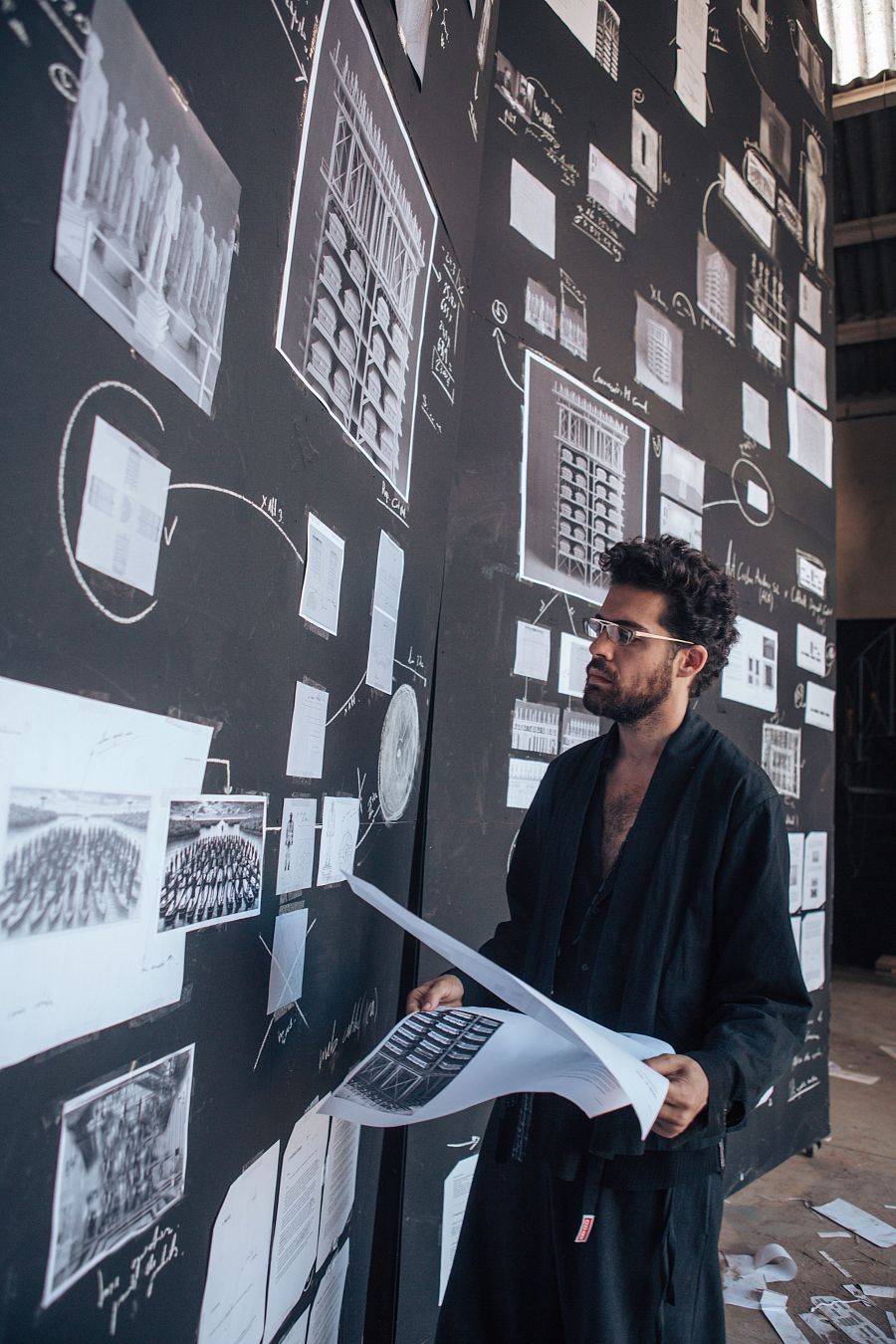 Josep Piñol, trabajando en la obra en su estudio