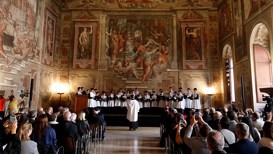 L'Escolania de Montserrat canta al Palau de la Cancelleria, a Roma, en el marc del Mil·lenari del monestir.