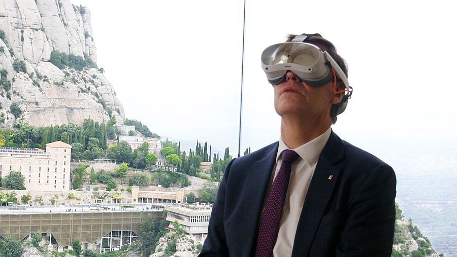 El president de la Generalitat, Salvador Illa, amb unes ulleres de realitat virtual a l'exposició