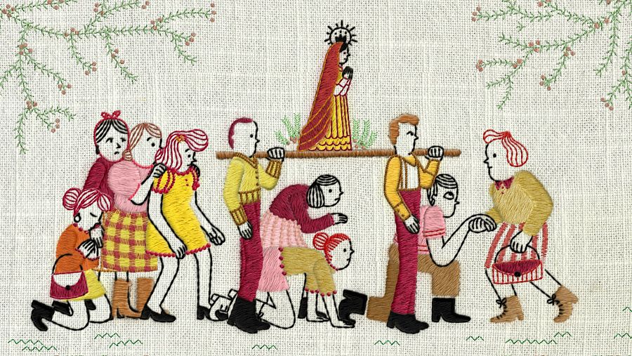 Un bordado colorido representa una procesión religiosa con figuras humanas. Se observa una figura religiosa central, llevada en andas, rodeada de personas de diferentes edades y vestimentas, con un estilo de dibujo simple y colores vivos.