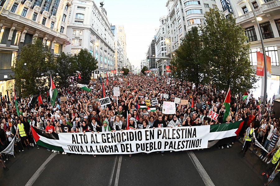 Vista de la manifestación por Palestina a su paso por Gran Vía, en Madrid