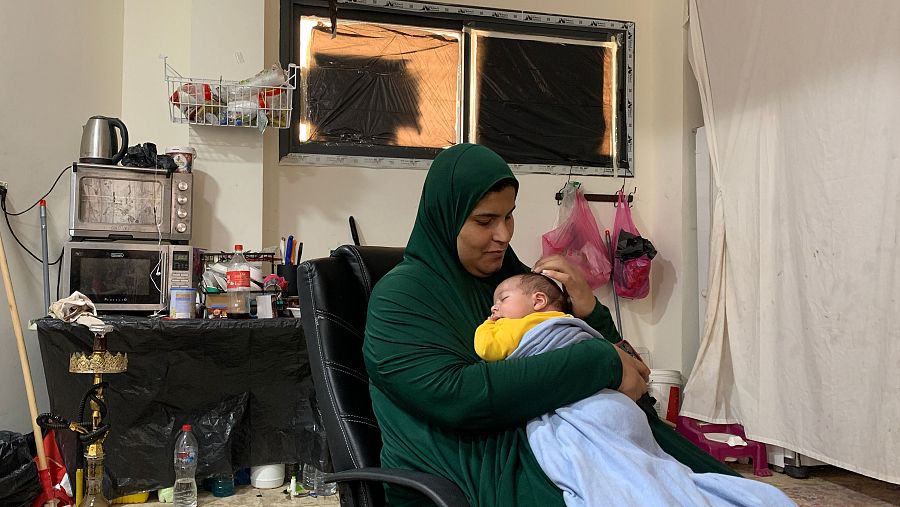 Rawan Hsain, junto a su bebé de un mes en una escuela que sirve de refugio en Tulkarem.