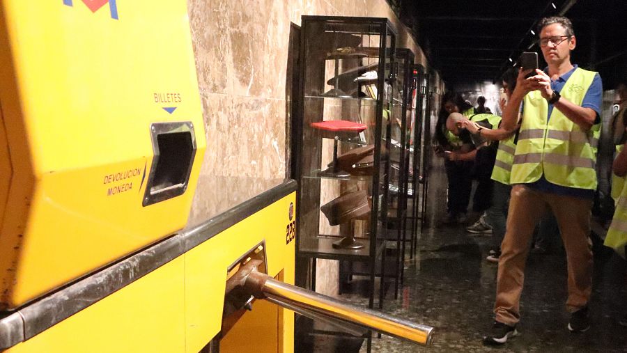 Una màquina expenedora de bitllets groga, amb indicacions de 