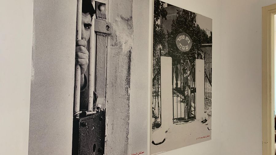 Foto de prioneros palestinos expuestas en el Club de Prisioneros en Ramala