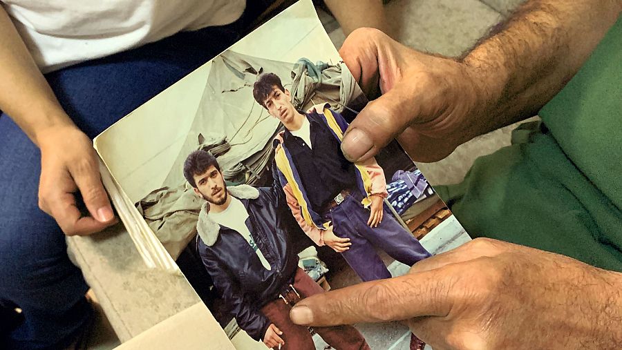 Fouad enseña la foto de sus hermano que entró en prisión con 22 años