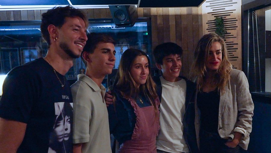 Gonzalo Pinillos junto a los coristas de su canción, Jesús Montero y Blanca Miralles