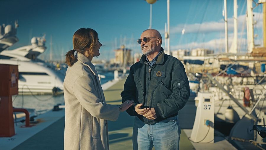 Arturo Pérez Reverte, junto a Lara Siscar
