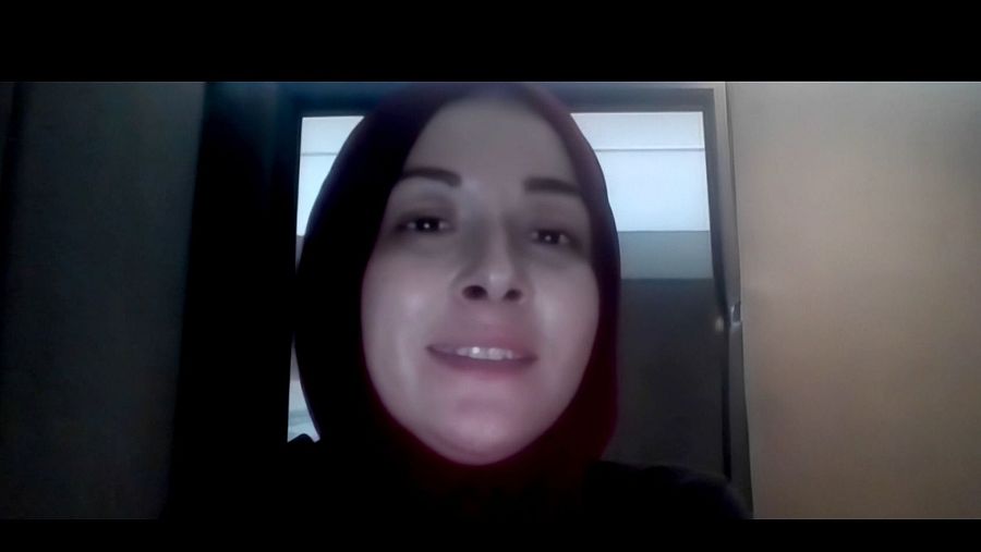 Maha Hussaini, periodista palestina y activista, durante un momento de la entrevista hecha por videollamada