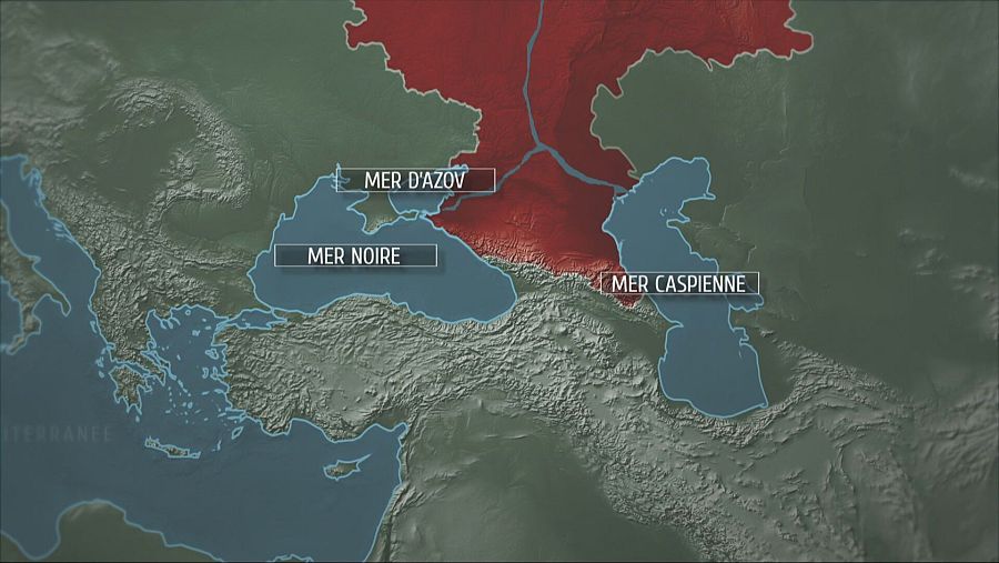 Un mapa geográfico detalla los mares de Azov, Negro y Caspio, con Rusia destacada en rojo en la parte superior y mostrando las costas circundantes, incluyendo el Mar Mediterráneo.