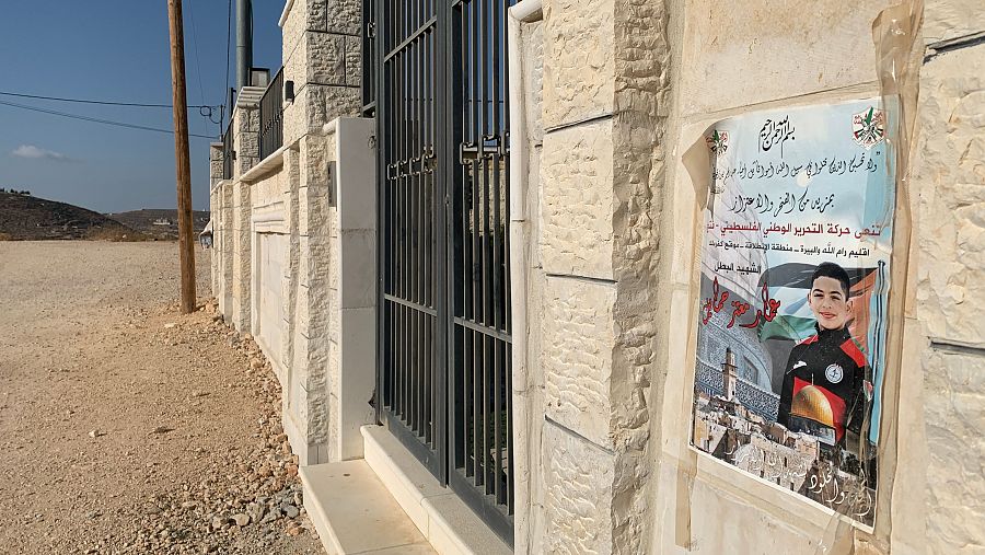 Carte con la foto de Ammar Hamayel en los muros de las casas de Kofr Malik