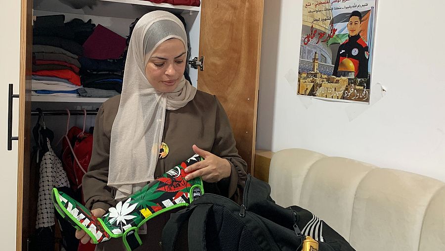 Fida Hamayel la madre del pequeño Ammar muestra el material de entrenamiento de su hijo fallecido