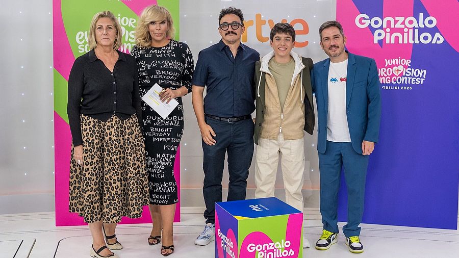 Gonzalo Pinillos y responsables de RTVE en la presentación de 'Érase una vez (Once upon a time)'