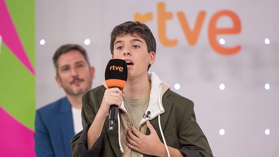 Gonzalo Pinillos cantando 'Érase una vez (Once upon a time)' en la presentación de la canción