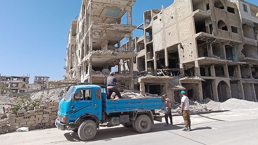 Obreros trabajan en la reconstrucción de Yarmouk