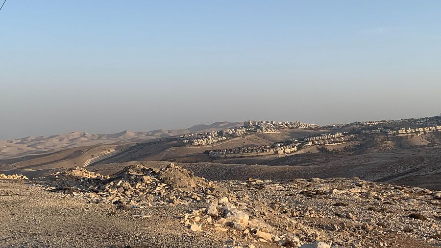 Vistas desde Khana El Hamra de asentamientos de colonos israelíes