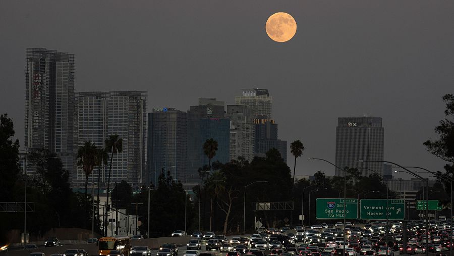 Luna de la cosecha 2025, sobre Los Angeles.