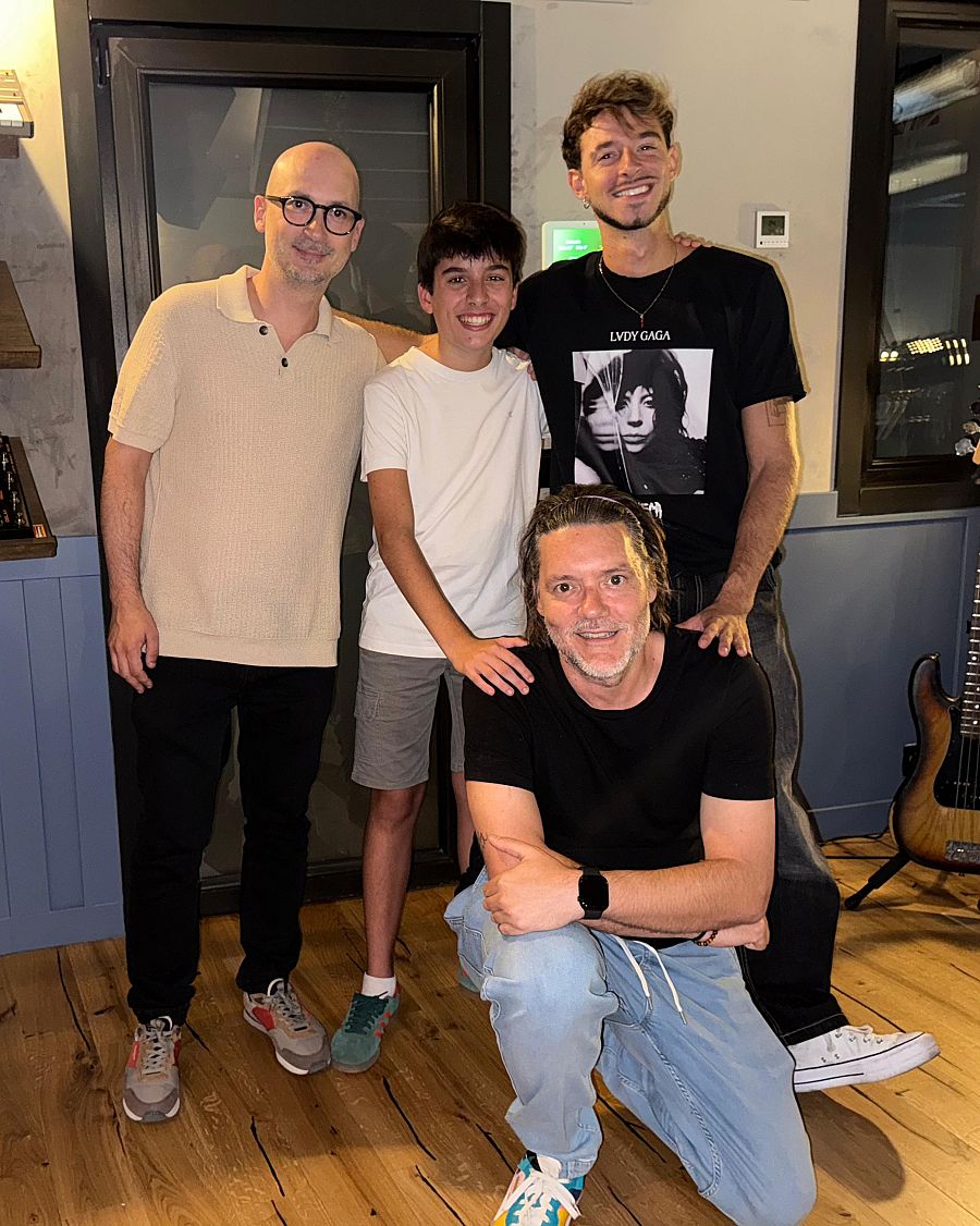 Gonzalo Pinillo con los compositores de su canción