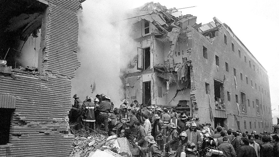 Fotografía de archivo tomada el 11 de diciembre de 1987 del atentado terrorista perpetrado por ETA contra la casa cuartel de la Guardia Civil