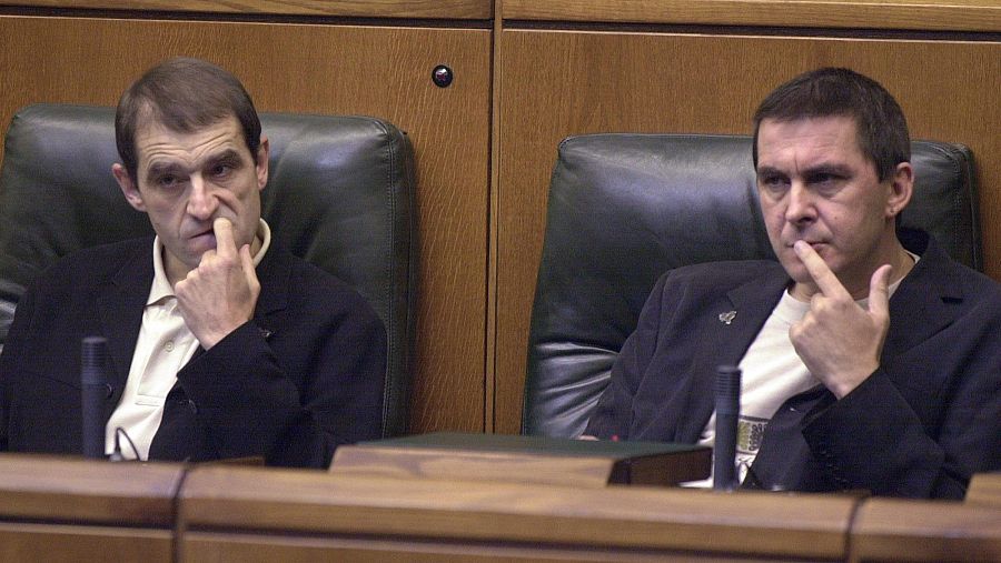 Josu Ternera, junto a Arnaldo Otegi, en el Parlamento Vasco