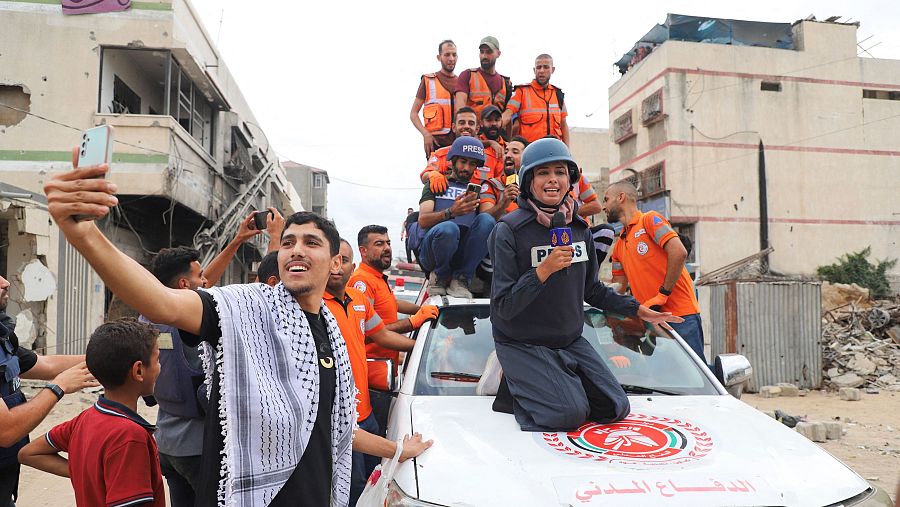 La reportera de Al Jazeera, Nour Abu Rokba, informa del acuerdo junto a personal de emergencia palestino