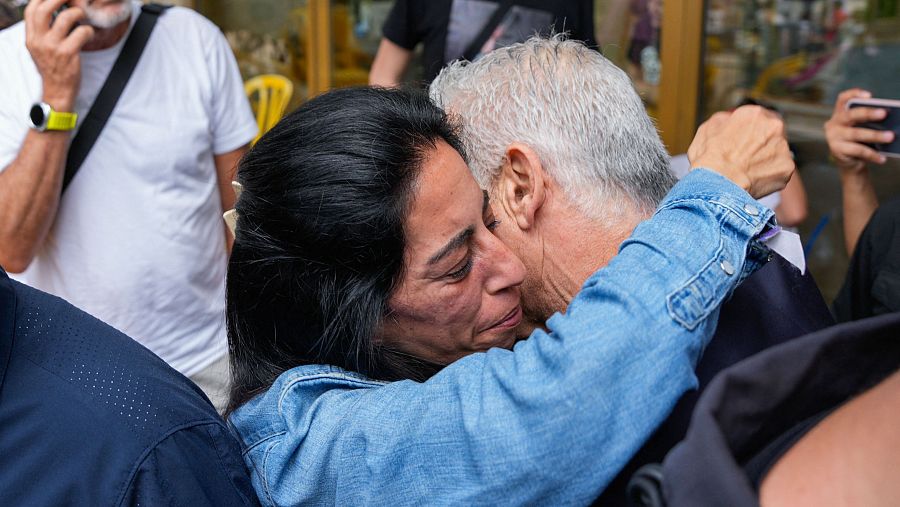El líder de la oposición israelí y legislador Yair Lapid abraza a Einav Zangauker, madre del rehén israelí Matan Zangauker