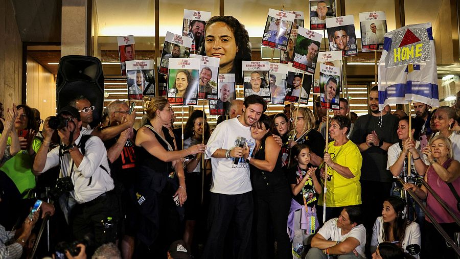 Los antiguos rehenes Omer Shem Tov y Amit Soussana se abrazan