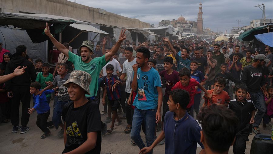 Los palestinos celebran tras el anuncio de que Israel y Hamás