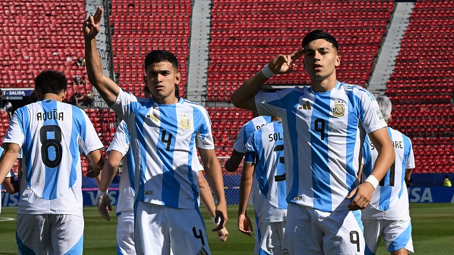 Alejo Sarco celebra con Dylan Gorosito su gol ante Nigeria.