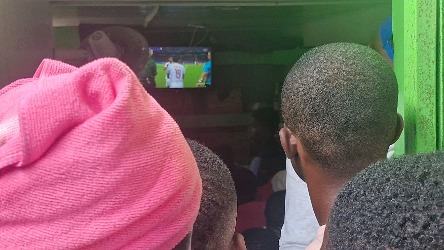 Haitianos ven un partido del Barça en Puerto Príncipe