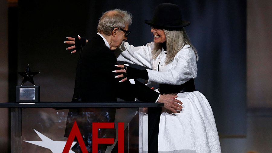 Diane Keaton recibe de manos de Woody Allen el premio a su carrera del American Film Institute en 2017