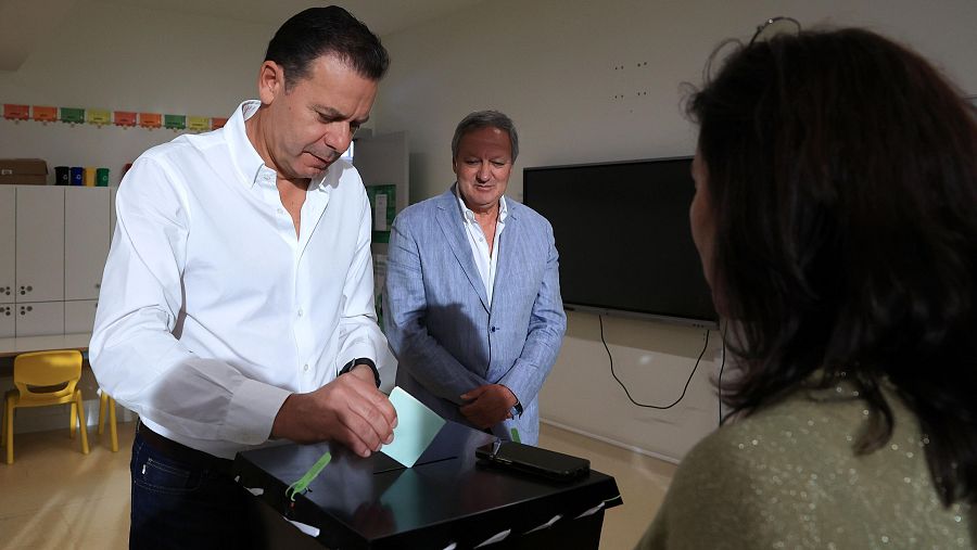 El primer ministro, Luís Montenegro, vota en un centro electoral de Espinho