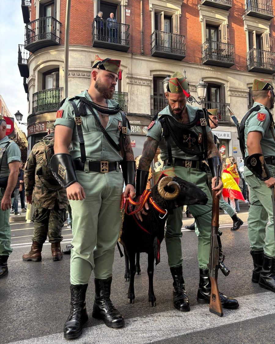 Dos legionarios junto a Baraka antes del desfile de la Fiesta Nacional