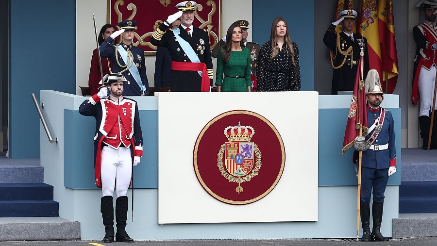 Los reyes Felipe y Letizia, la princesa Leonor y la infanta Sofía, durante el acto solemne de homenaje a la bandera nacional y desfile militar