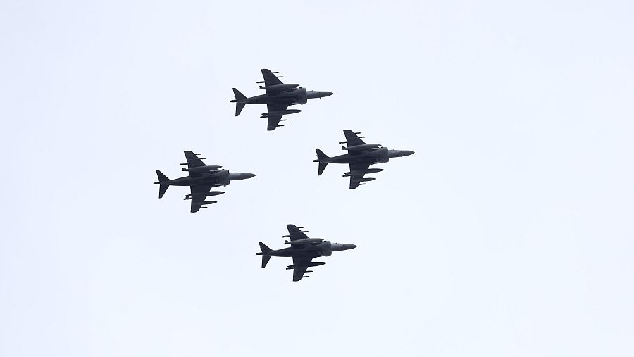 Aviones desfilando durante el acto por la Fiesta Nacional