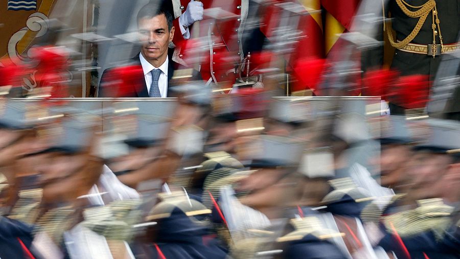 El presidente del Gobierno español, Pedro Sánchez, asiste al desfile militar del 12-O
