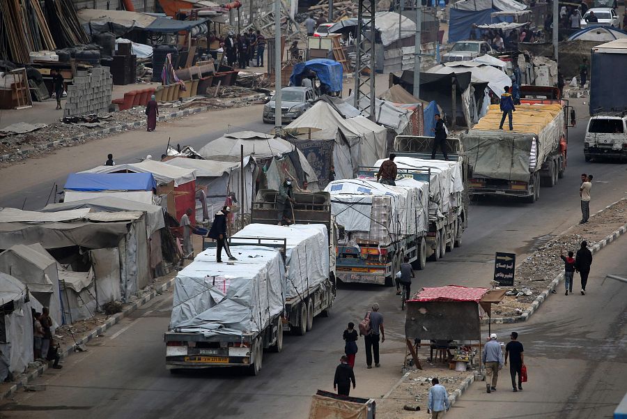 Camiones de ayuda humanitaria entran en el campo de refugiados de Nusseirat, en el centro de la Franja de Gaza