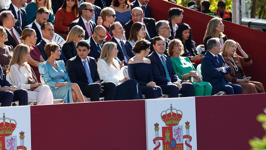Vista de la tribuna de los presidentes autonómicos durante el desfile