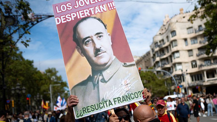 Una dona sosté un cartell amb el lema 