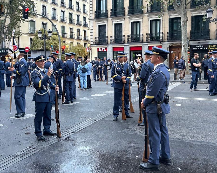 Varios efectivos del Ejército del Aire se hacen fotos antes del desfile