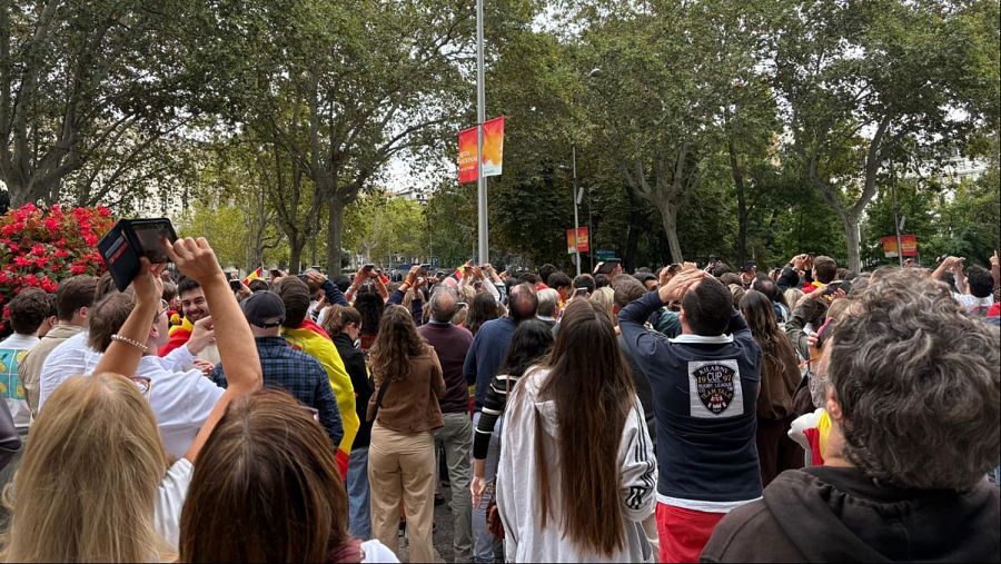 Ciudadanos inmortalizan el salto de los paracaidistas en la Fuente de Apolo