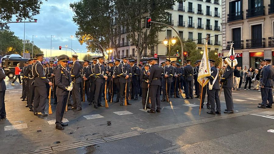 Una escuadrilla de alumnos del Ejército del Aire espera el comienzo del desfile
