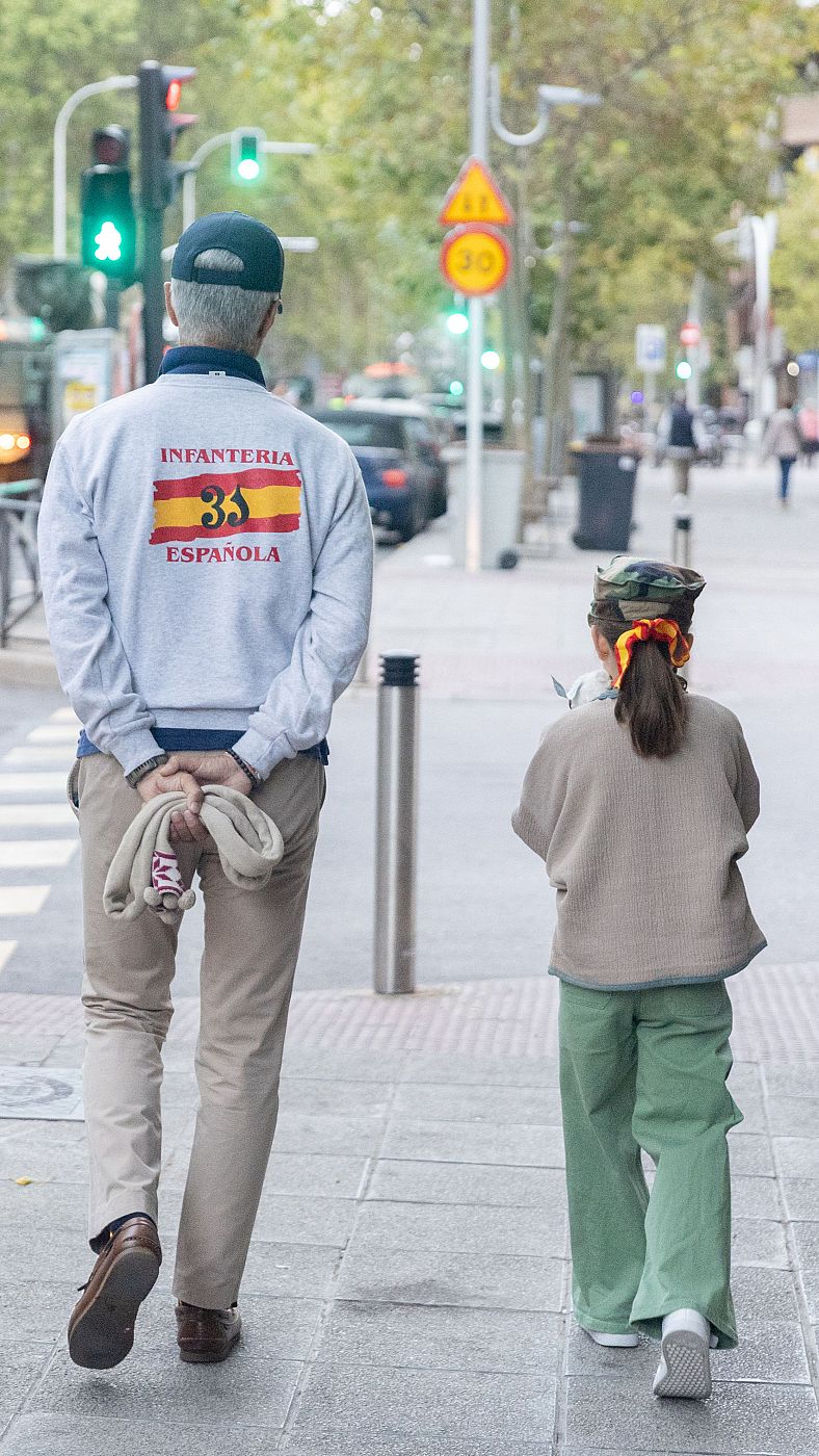 Público portando banderas de España antes del acto