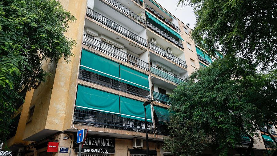 Vista del edificio de la calle Luis Fenoyet de la ciudad de Valencia donde hallaron los restos de una persona que llevaba 