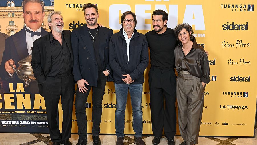 Alberto San Juan, Asier Etxeandia, el director Manuel Gómez Pereira, Mario Casas y Elvira Mínguez, durante la presentación de 'La Cena'.