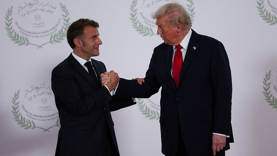 Saludo entre el presidente de Estados Unidos, Donald Trump, y el de Francia, Emmanuel Macron