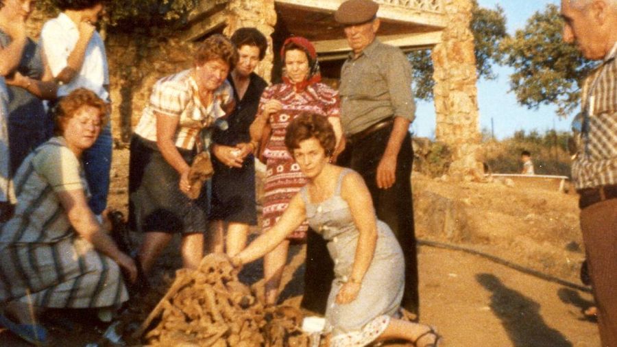 Exhumación de una fosa común en El Peloche, Herrera del Duque (Badajoz), en agosto de 1978